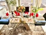 Mesa de comedor con tapa de vidrio y patas en forma de X combinadas. Medidas 2 mts x 90 cm