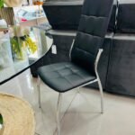 Silla de comedor en ecocuero negro con patas cromadas y respaldo alto