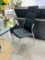 Silla de comedor en ecocuero negro con patas cromadas y respaldo alto