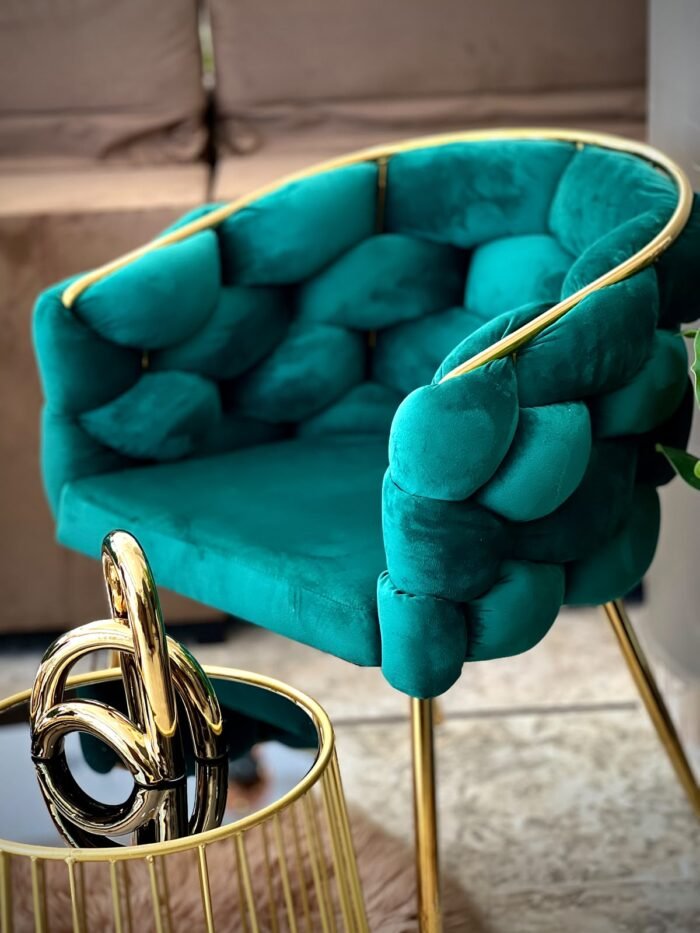 Sillas burbuja color verde esmeralda con estructura dorada. - Imagen 2
