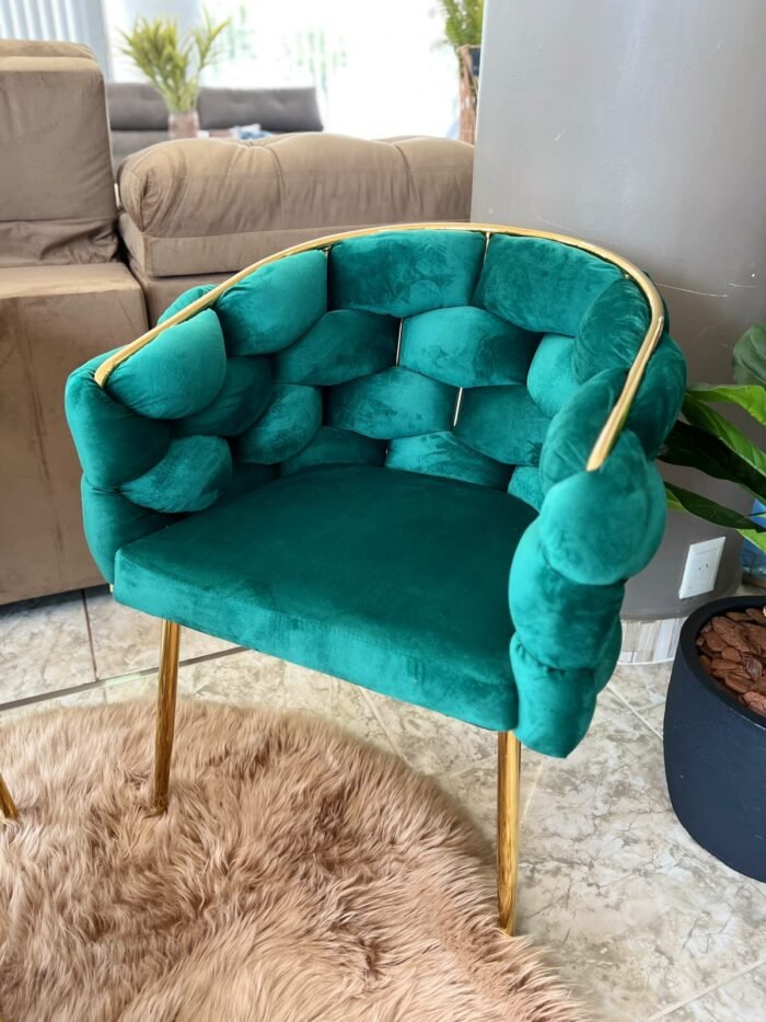 Sillas burbuja color verde esmeralda con estructura dorada. - Imagen 3