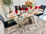 Mesa de comedor con tapa de vidrio y patas en forma de X combinadas. Medidas 2 mts x 90 cm - Imagen 5