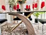 Mesa de comedor con tapa de vidrio y patas en forma de X combinadas. Medidas 2 mts x 90 cm - Imagen 3