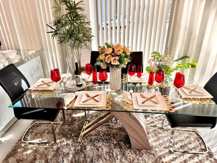 Mesa de comedor con tapa de vidrio y patas en forma de X combinadas. Medidas 2 mts x 90 cm - Imagen 4