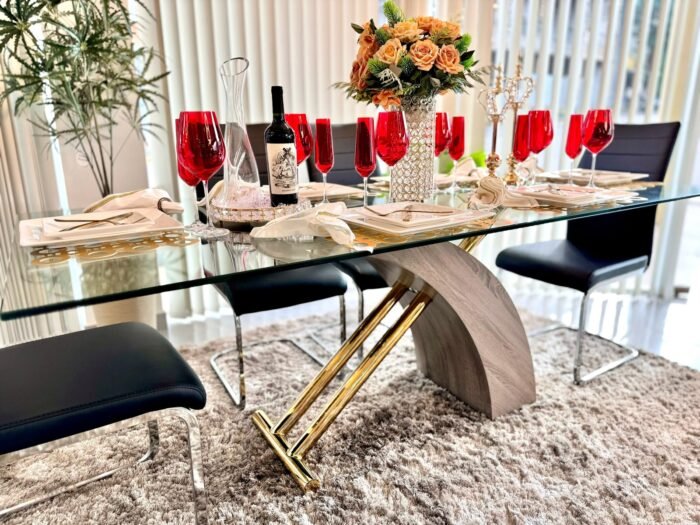 Mesa de comedor con tapa de vidrio y patas en forma de X combinadas. Medidas 2 mts x 90 cm - Imagen 2