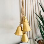 Colgante navideño con 5 campanas metálicas en color dorado