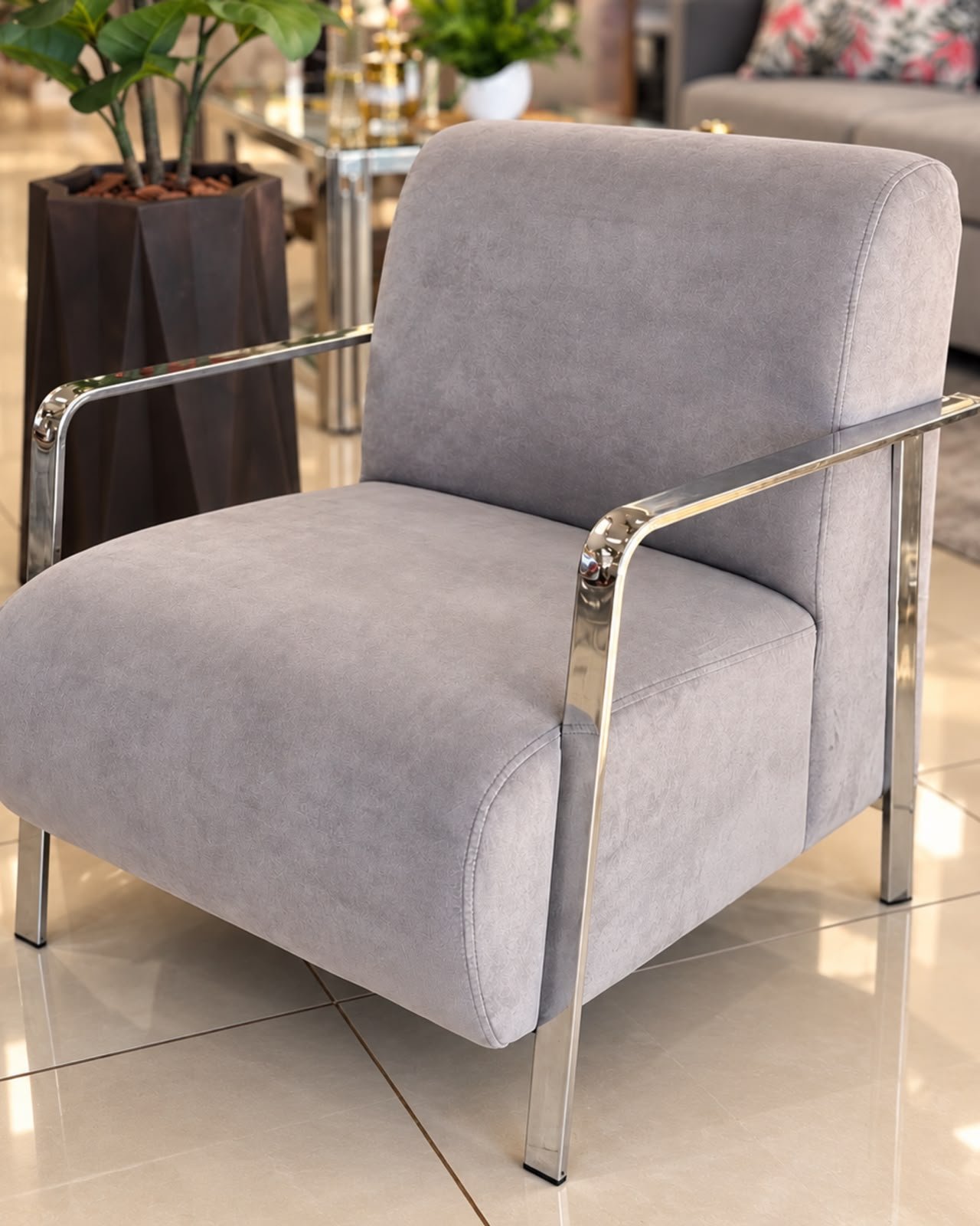 WhatsApp Image 2026-10-08 at 6.49.06 PM Sillon individual de pana color gris, con patas metálicas acero inoxidable - Imagen 1