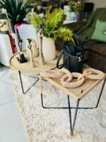 Mesa ratona y mesa de apoyo con estructura metálica y tapa de madera